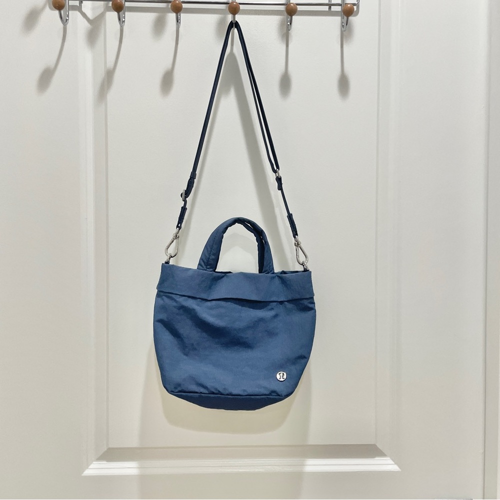 Lululemon On My Level Bag *Micro Ink Blue
